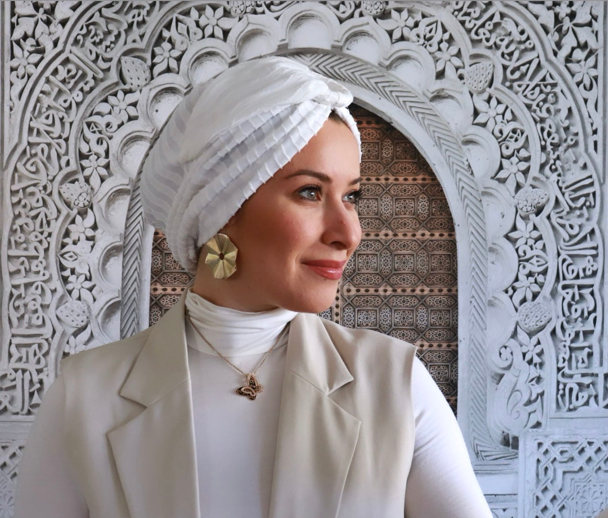 Wavy turban with white ring