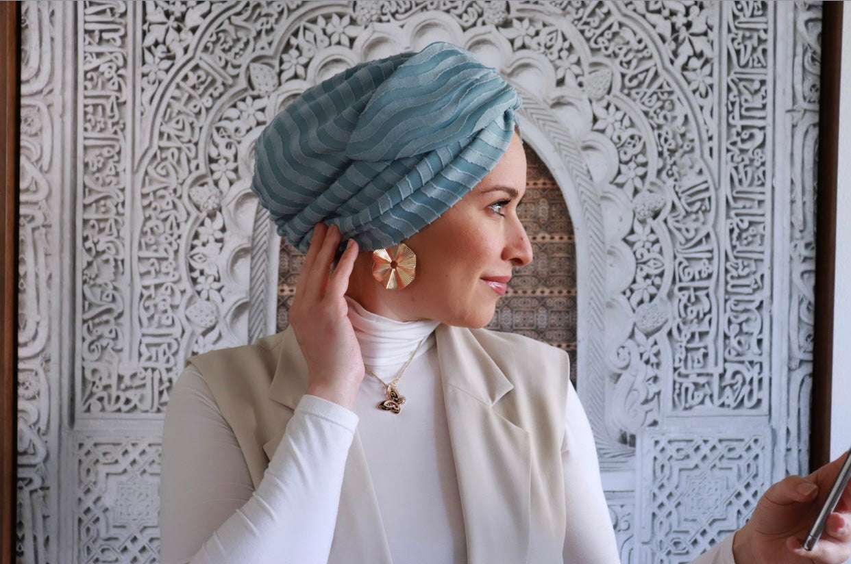 Wavy turban with light green ring