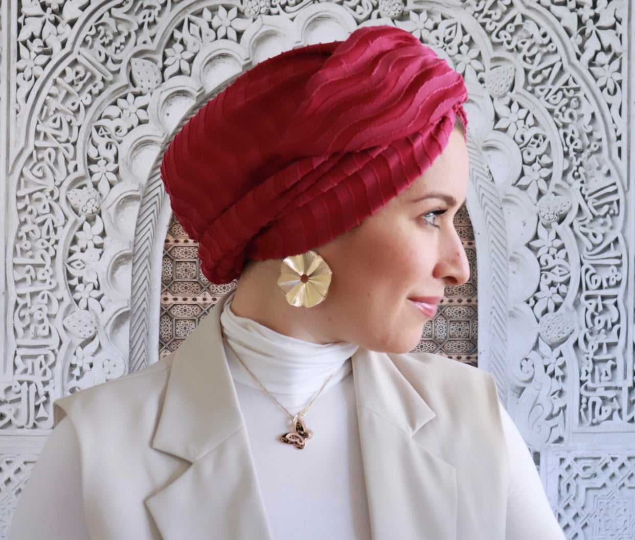 Wavy turban with maroon ring