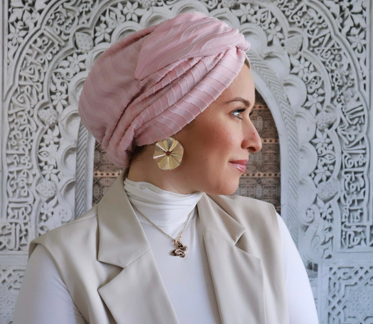 Wavy turban with light pink ring