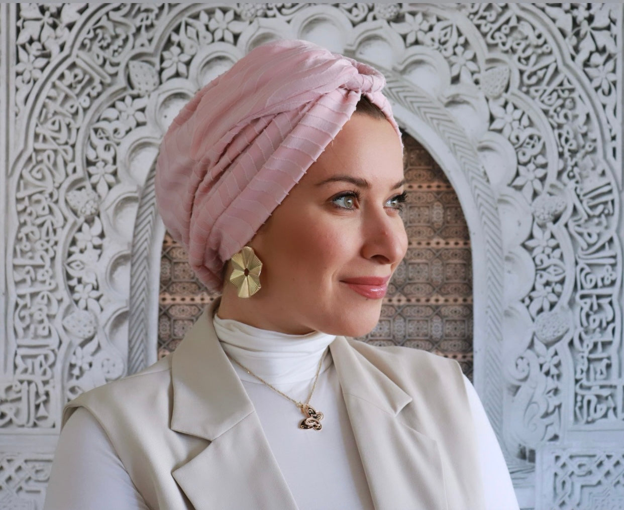 Wavy turban with light pink ring