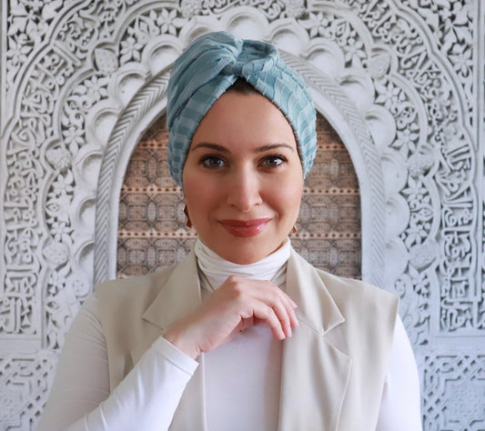 Wavy turban with light green ring