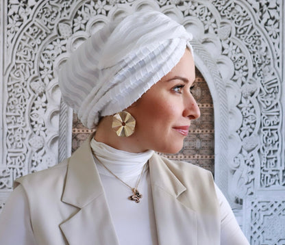 Wavy turban with white ring