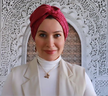 Wavy turban with maroon ring